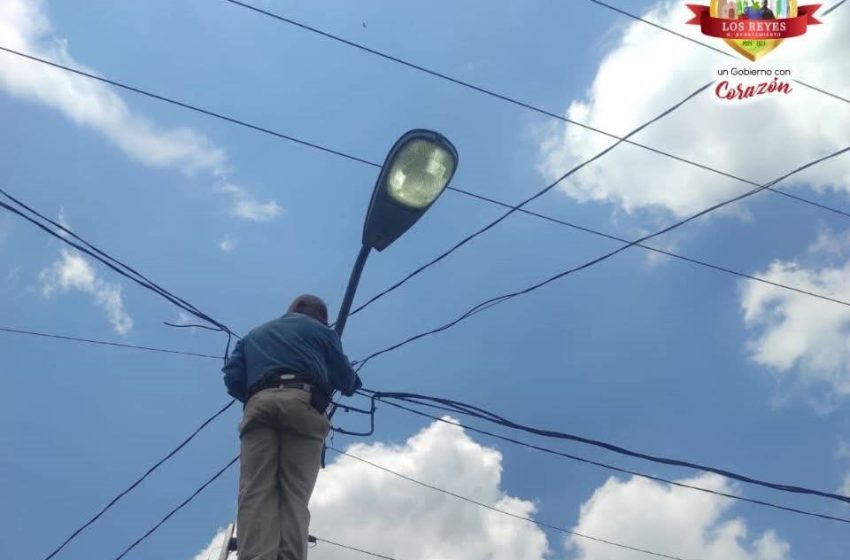  Gobierno Municipal de Los Reyes ilumina comunidades con nueva luminaria en Oruscato y San Antonio