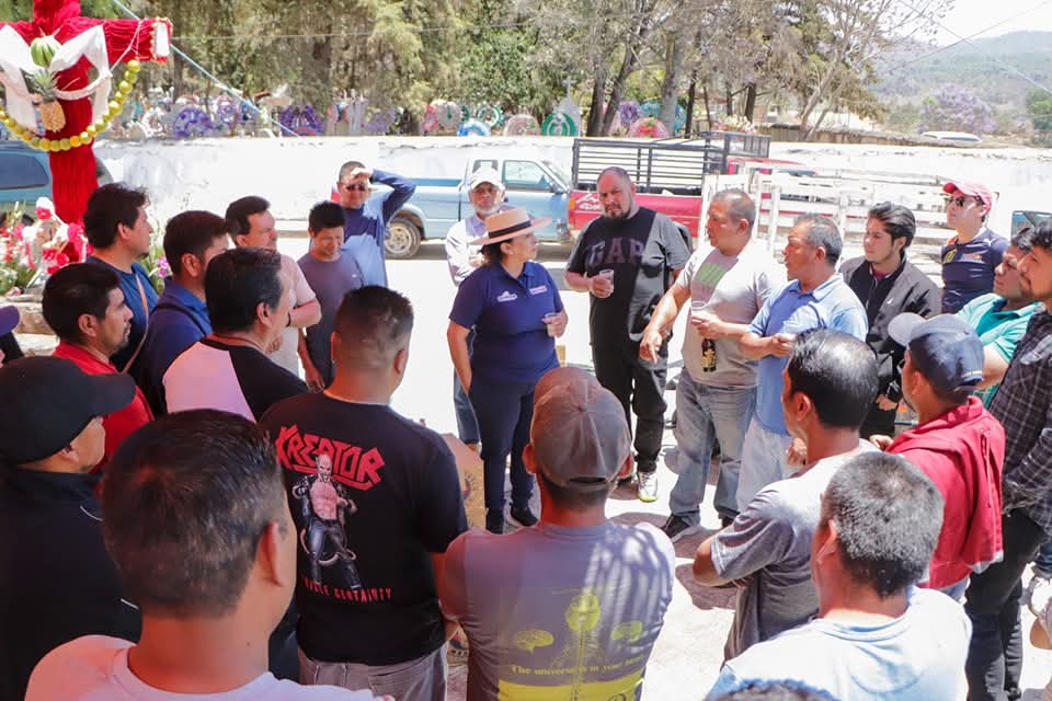 Alma Mireya González reconoce con gratitud la labor de los albañiles en el Día de la Santa Cruz 1 QuirStaCruz2