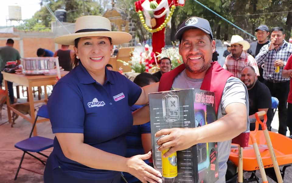 Alma Mireya González reconoce con gratitud la labor de los albañiles en el Día de la Santa Cruz 2 QuirStaCruz3