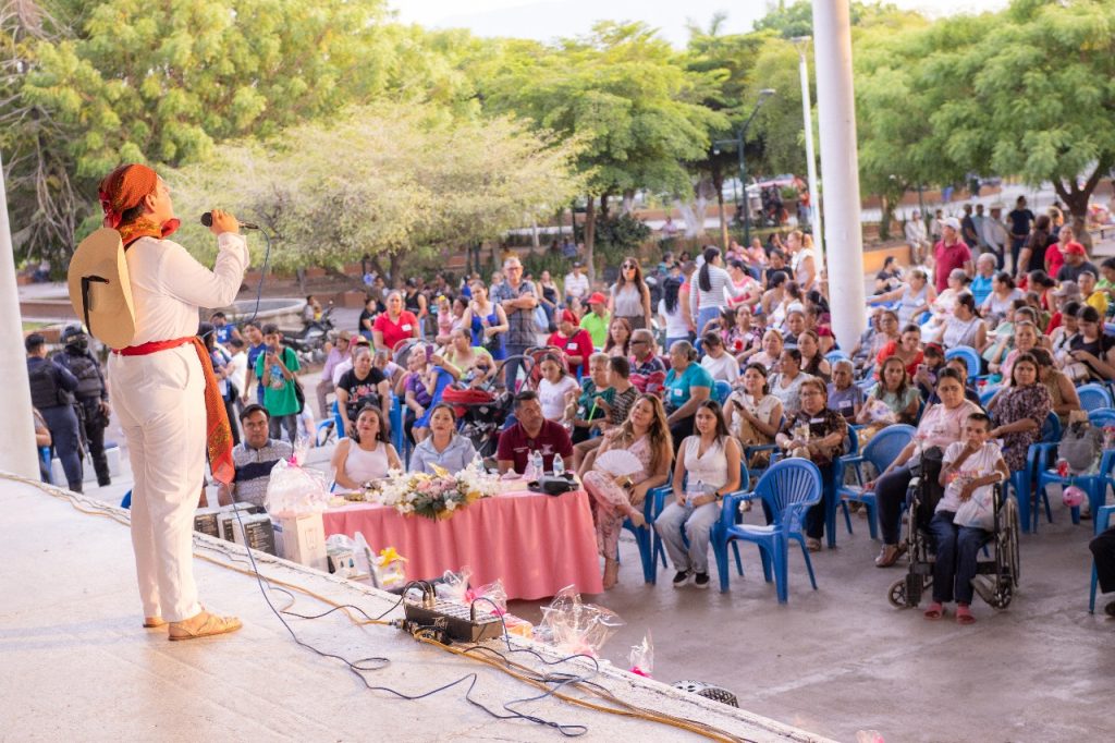 SEDEBI celebra a más de 300 mamás en Buenavista 2 SEDEMadresBuena3