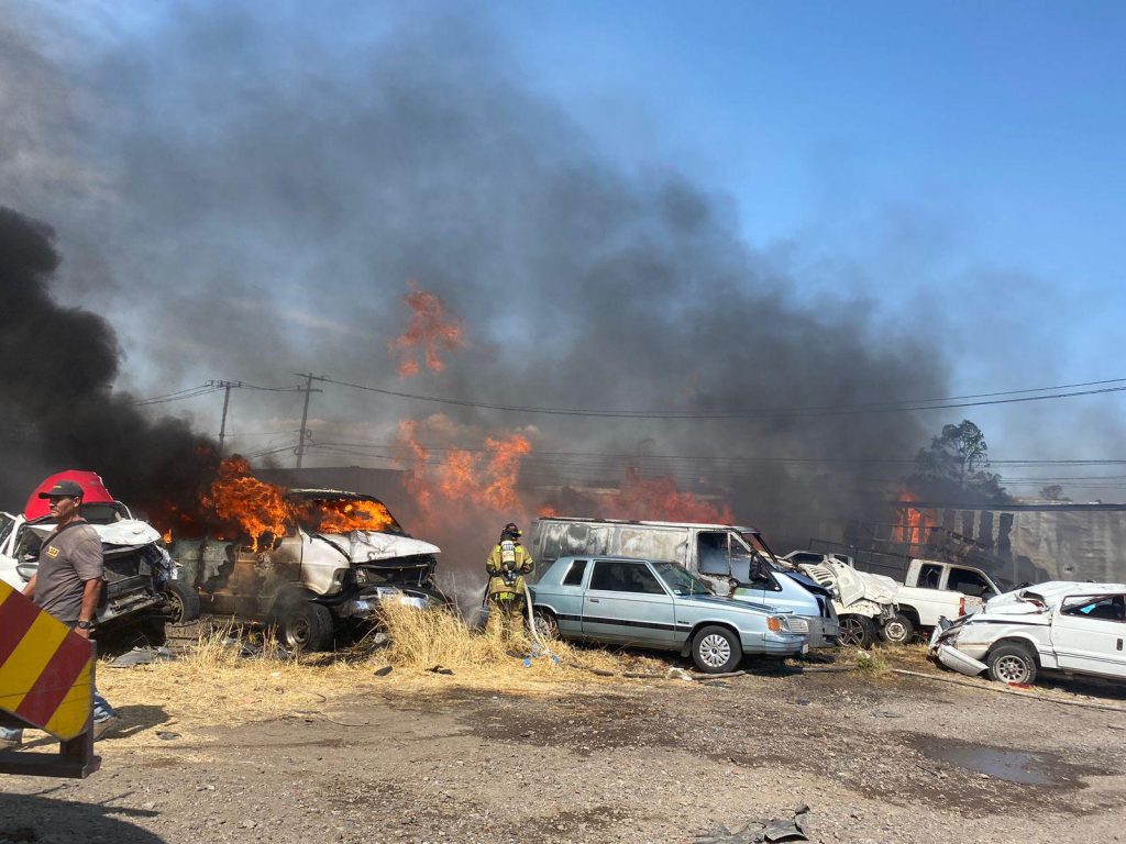Incendio en “Grúas Profesionales” fue atendido y controlado por cuerpos de emergencia 1 TarIncGrua2