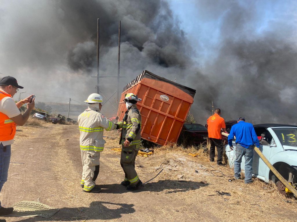 Incendio en “Grúas Profesionales” fue atendido y controlado por cuerpos de emergencia 2 TarIncGrua3