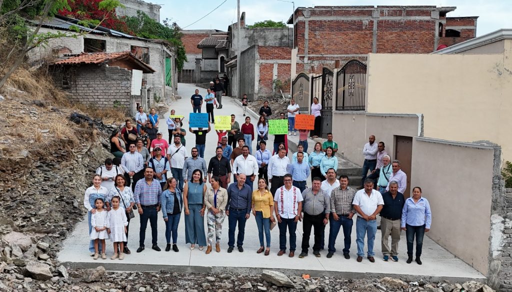 Inaugura Eric Gaona pavimentación de la calle Cristo Rey en el Barrio La Cruz 2 TarPavi3