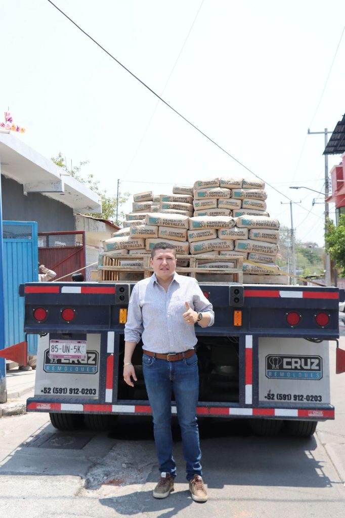 Vicente Gómez gestiona cemento para obra hídrica en Puruarán 2 VteCemPur3