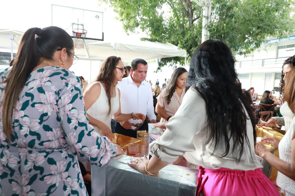 Fiscalía General reconoce y celebra a las madres que forman parte de la institución 1 img 20250509 wa00786969683771716204485
