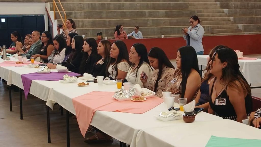 Reconoce Conejo Alejos con orgullo a las educadoras morelenses por su entrega y compromiso 1 img 20250515 wa02022418611660398911461