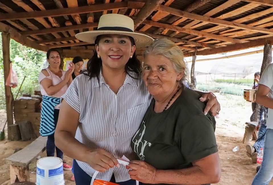 Brinda Alma Mireya González un reconocimiento, con cariño y gratitud a madres de Icuácato 1 img 20250519 wa01351965016351429838251