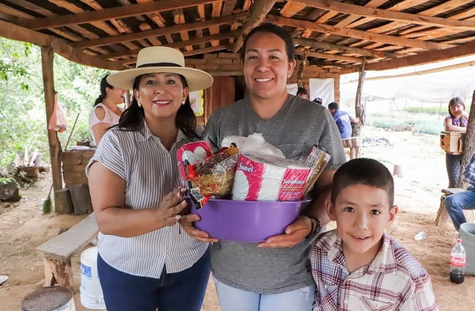 Brinda Alma Mireya González un reconocimiento, con cariño y gratitud a madres de Icuácato 2 img 20250519 wa01374479132463950939552
