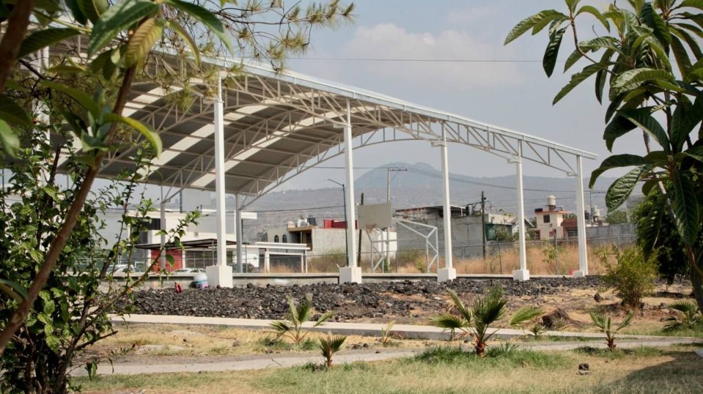 Paola Delgadillo entrega techumbres a primarias del poniente de Morelia 2 img 20250522 wa01745351033571183491331