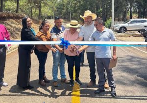 Inaugura Alma Mireya González mantenimiento de vialidades en Atzimbo 1 img 20250527 wa0219976365265431977165