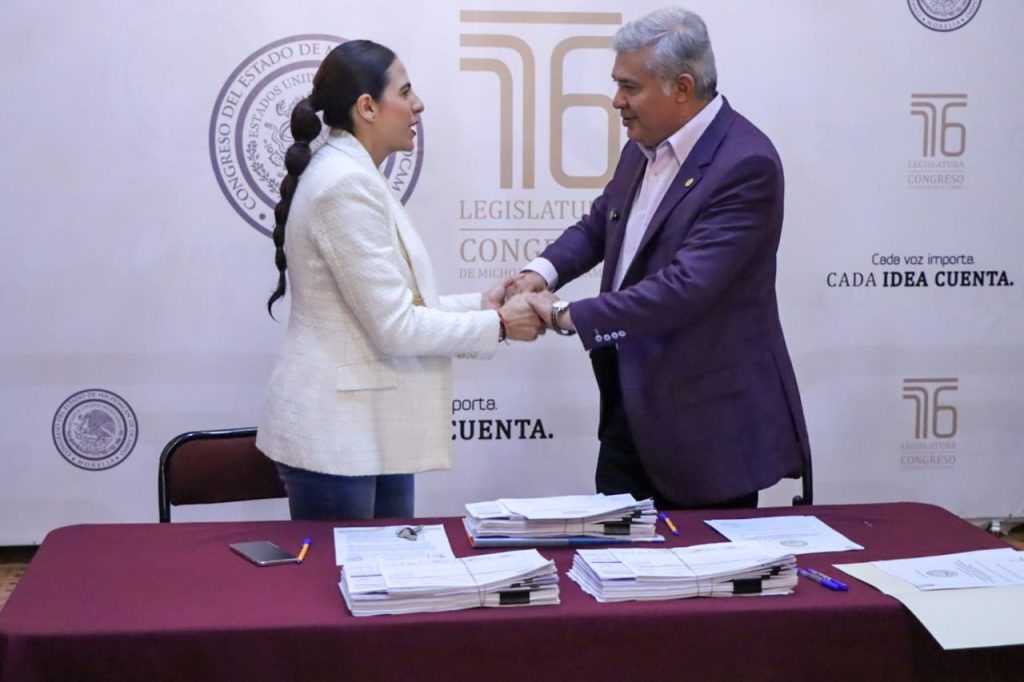 En acto de Entrega - Recepción, Giulianna Bugarini recibe formalmente la Presidencia de la Mesa Directiva del Congreso 1 76EntRecPresi2