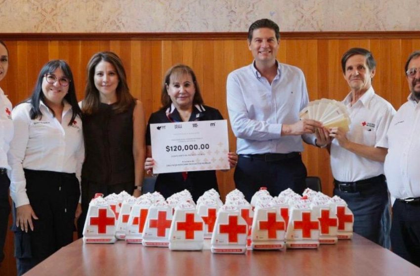 Alfonso Martínez entrega alcancías y donativo adicional a la Cruz Roja