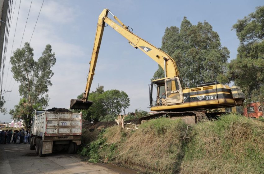 Alfonso Martínez supervisa trabajos de desazolve en dren Arroyo de Tierras