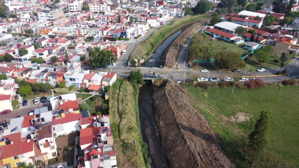 Alfonso Martínez supervisa trabajos de desazolve en dren Arroyo de Tierras 1 AMDesazol2