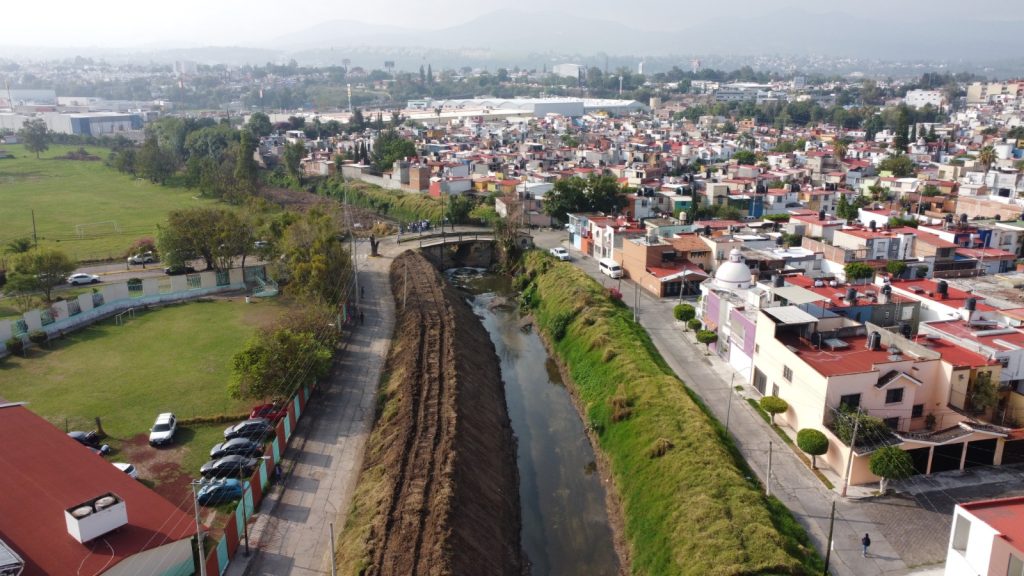 Alfonso Martínez supervisa trabajos de desazolve en dren Arroyo de Tierras 3 AMDesazol4