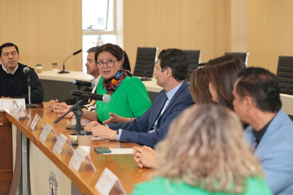 Alfonso Martínez, amigo de la causa migrante: Senadora por Illinois, Karina Villa 1 AMSenKari2