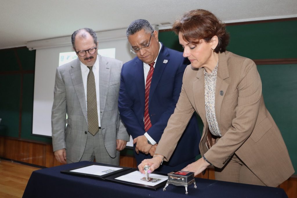Conmemoran 95 aniversario de Facultad de Contaduría de la UNAM con timbre postal de Correos de México 1 CorreosContaUNAM2