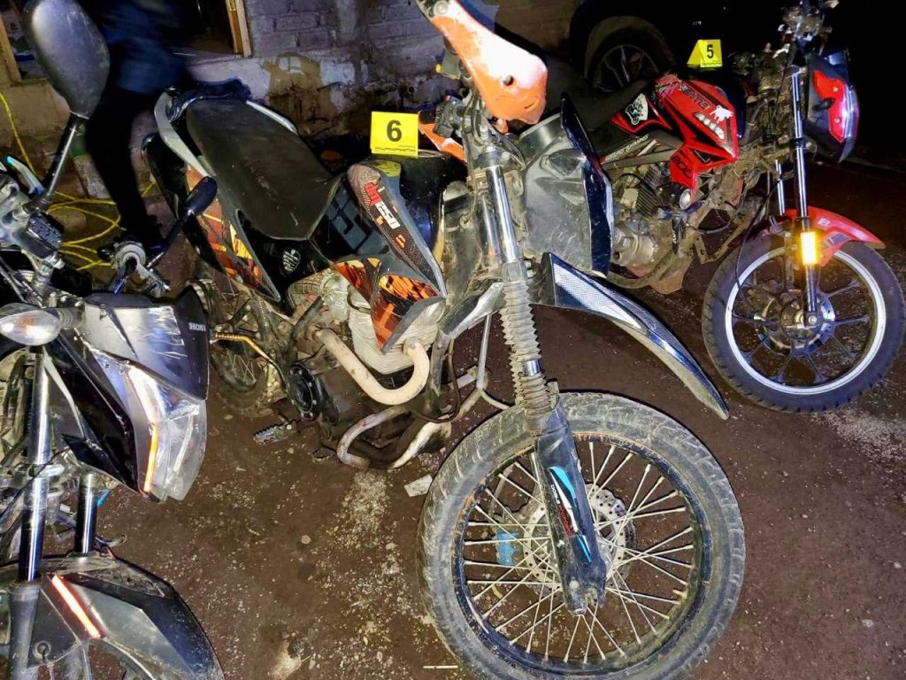FGE ejecuta cateo en Tarímbaro y recupera siete vehículos con reporte de robo y asegura narcótico 2 FGECatTari3