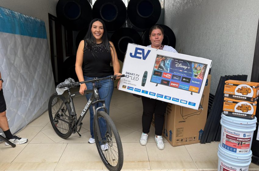  Adriana Campos Huirache continúa gestionando y entregando apoyos a familia de Jacona