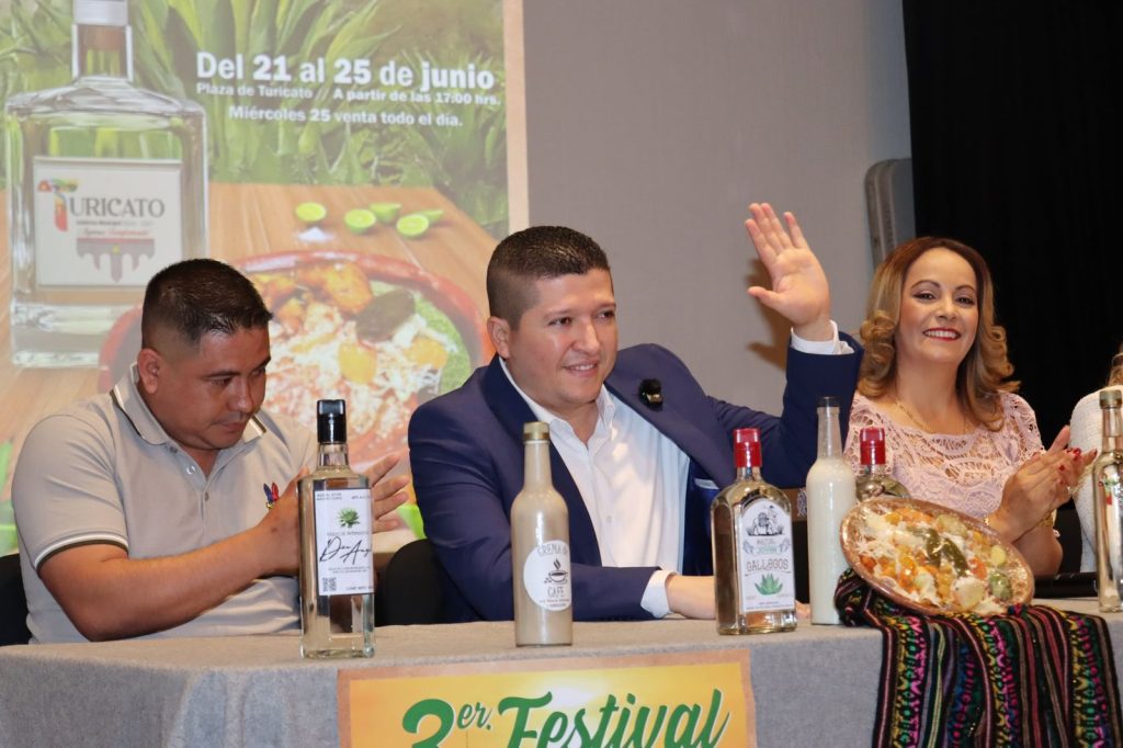 Invita Vicente Gómez Núñez al Tercer Festival del Mezcal y la Enchilada 2 VteFestMezcal3