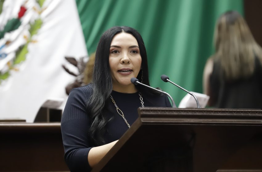Adriana Campos propone homenajear a los migrantes michoacanos con inscripción en el muro con letras doradas del Congreso