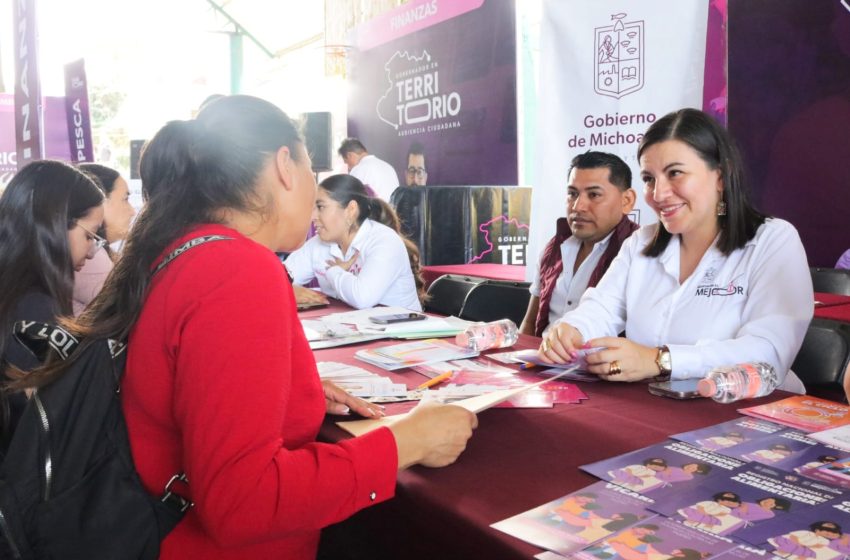Acerca SEDEBI programas del Bienestar a familias de Ario de Rosales