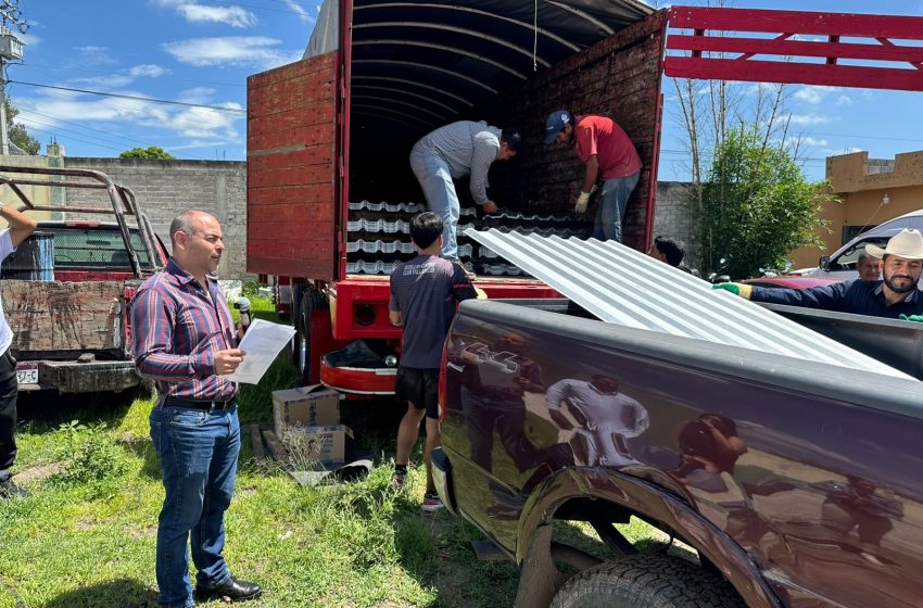  Gobierno de Tarímbaro entrega láminas metálicas a productores agrícolas