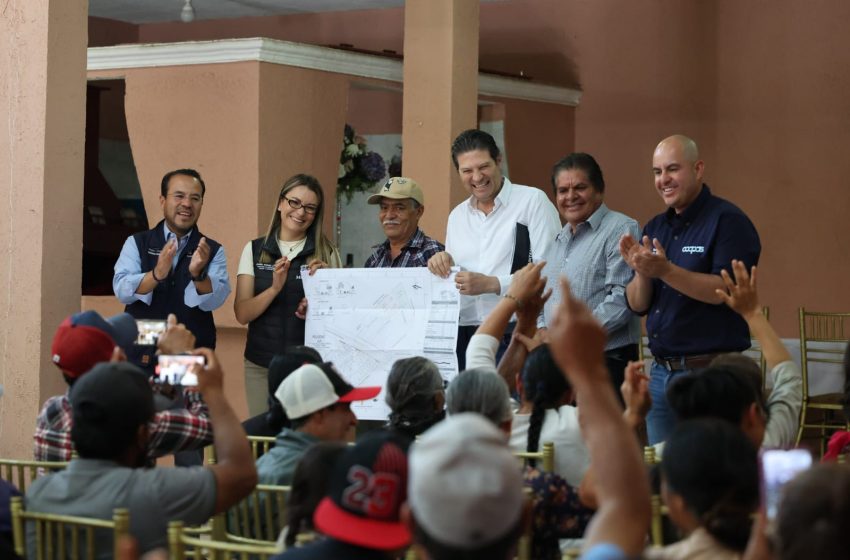 Alfonso Martínez entrega certeza jurídica a miles de familias con el programa de regularización de colonias