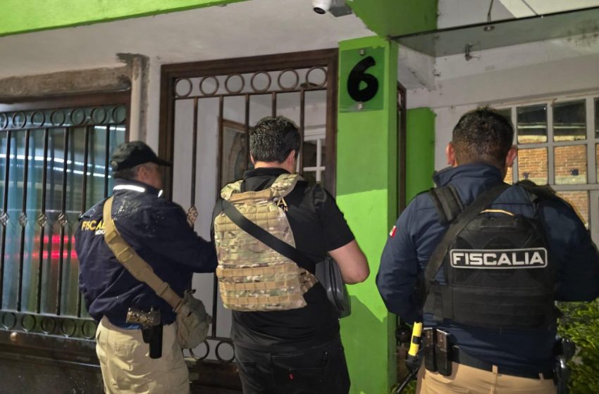  En cateo realizado en Uruapan, FGE asegura narcótico, armas, equipo táctico, pólvora y una motocicleta; hay una persona detenida
