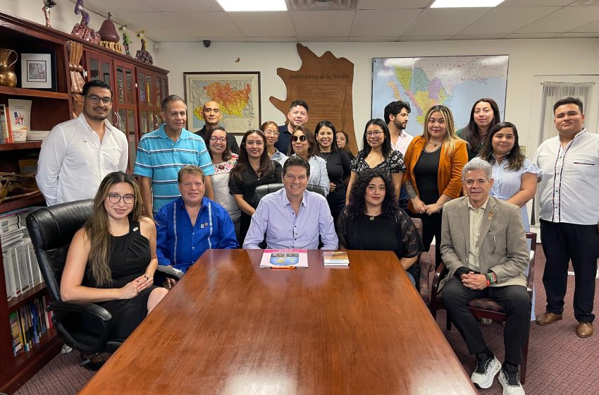  Alfonso Martínez dialoga y construye con jóvenes migrantes
