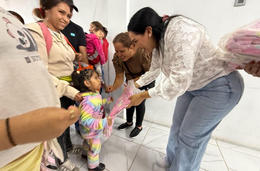  Adriana Campos entrega mochilas y llama a impulsar la educación y apoyar a niñas, niños y jóvenes