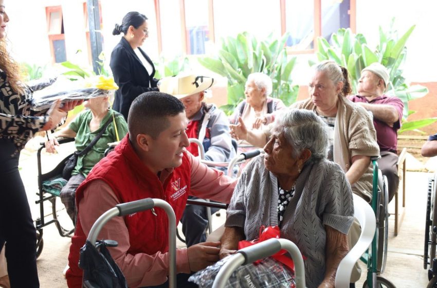  Vicente Gómez festeja a abuelas y abuelos del Distrito XIX