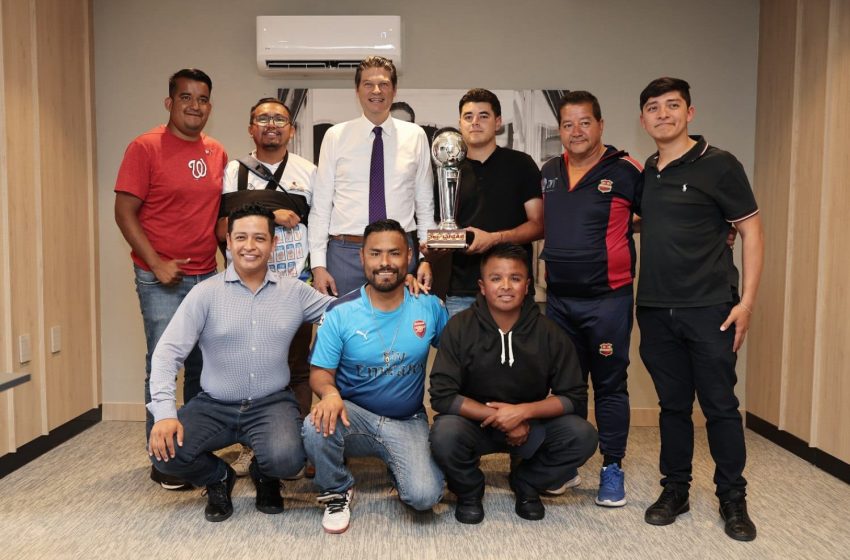  Alfonso Martínez reconoce al Club Michoacán de Sordos por su tercer lugar en torneo relámpago