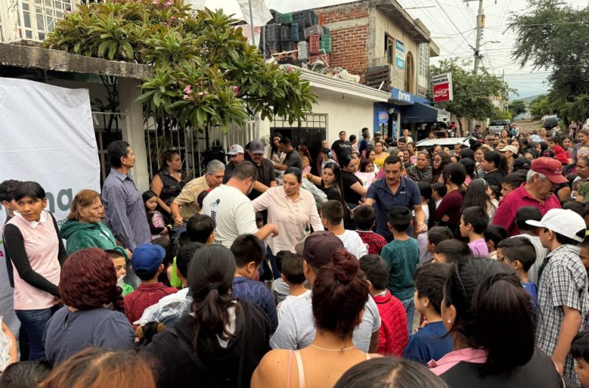  Adriana Campos Huirache continúa apoyando a las familias con el regreso a clases