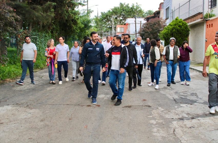  Se reúne Yankel Benítez con vecinos de la colonia Mariano Michelena y atiende sus peticiones