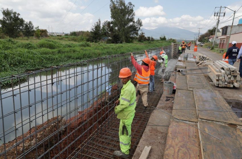  Alfonso Martínez construye muro de contención en dren de los Itzícuaros