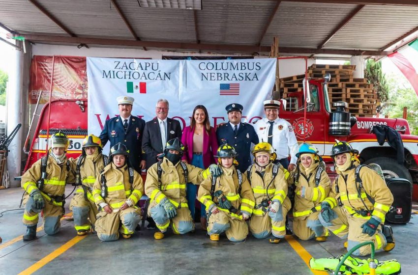  Bomberos de Zacapu reciben histórica entrega de uniformes y equipo: Mónica Valdez