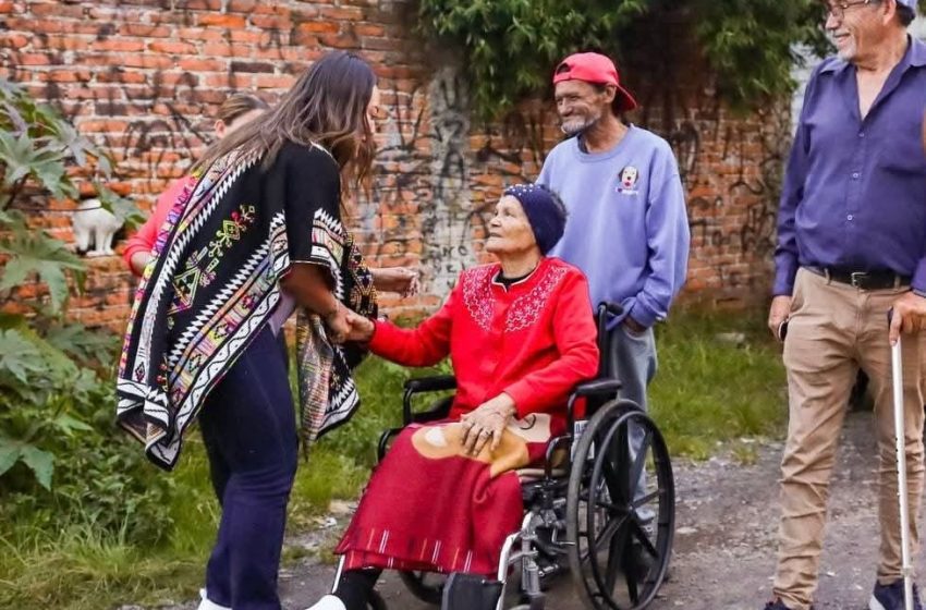  Mónica Valdez acuerda acciones con vecinos de la colonia Carlos Gálvez para prevenir inundaciones y mejorar servicios