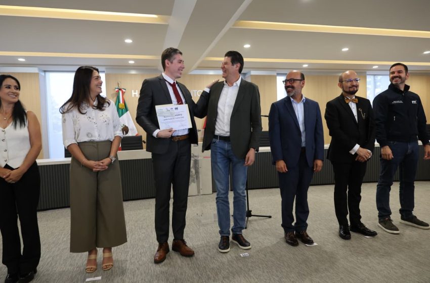  Alfonso Martínez entrega reconocimiento al Mérito Docente 2025