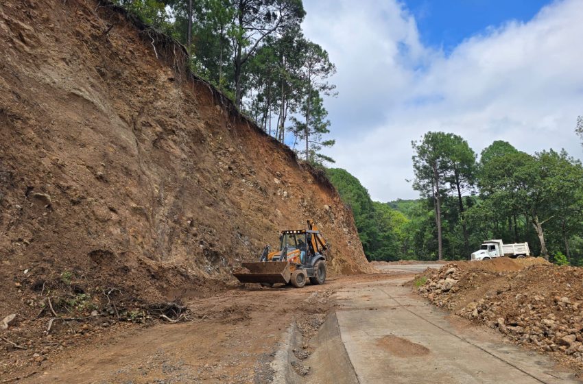  Gobierno de Alfonso Martínez atiende de inmediato obstrucción de caminos rurales tras afectaciones por lluvias