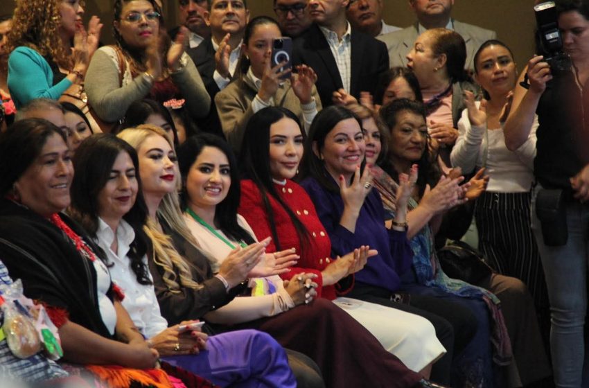  Adriana Campos Huirache destaca el valor de visibilizar la voz de las mujeres en la política libro “MujerEs Michoacán”