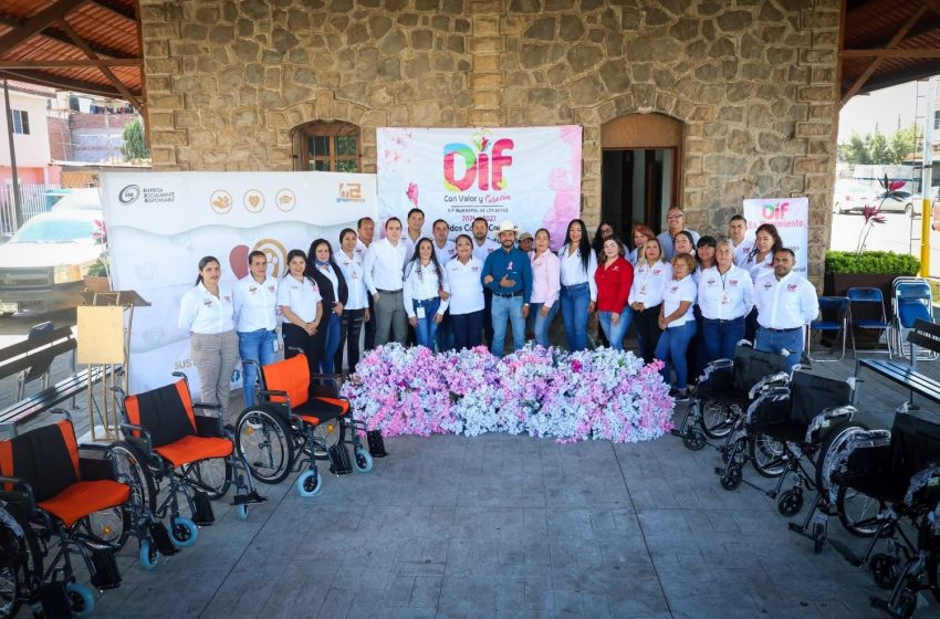  Gestiona presidente Humberto Jiménez donación de sillas de ruedas para familias de Los Reyes