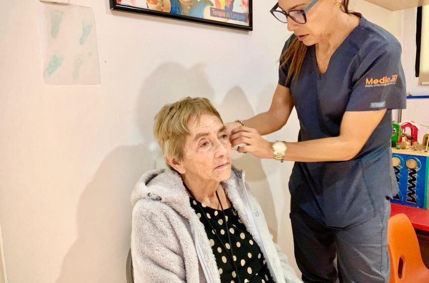  Reciben adultos mayores de Quiroga aparatos auditivos gracias a las gestiones del gobierno municipal