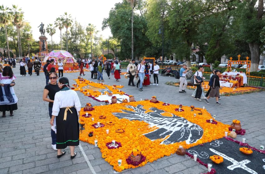  Calzada San Diego, Villalongín y plaza Jardín Morelos, deslumbran con altares y tapetes del Día de Muertos