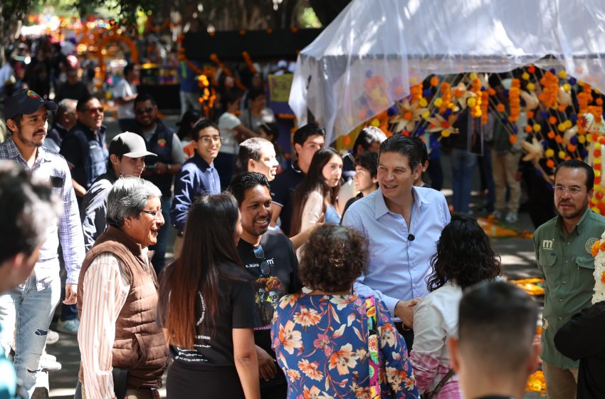  Recorre Alfonso Martínez altares y tapetes florales en plazas públicas