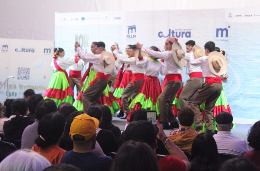  Lleno total del Ballet Folklórico del Ayuntamiento en foro principal de la FILLM