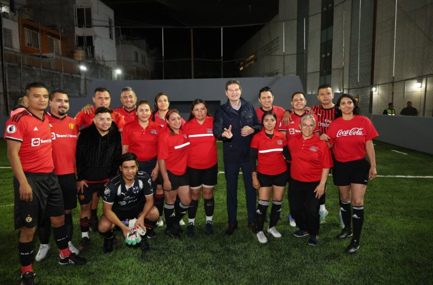  Alfonso Martínez reinaugura cancha de fútbol rápido del Colegio de Morelia