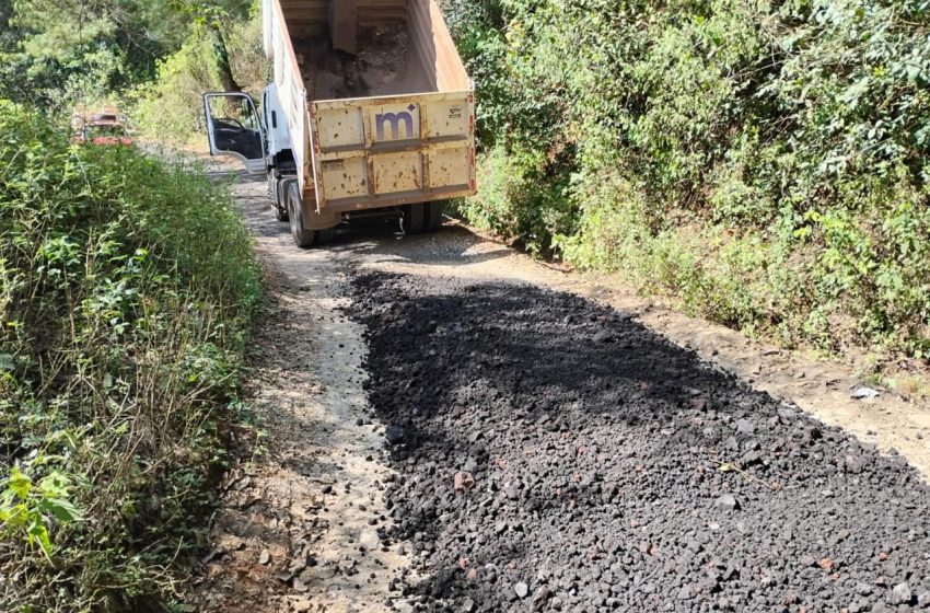  Gobierno de Morelia continúa rehabilitando caminos rurales