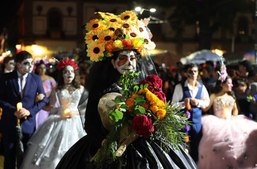  Tradición, color y miles de personas, en Desfile de Catrinas y Catrines 2025
