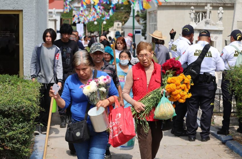  Miles de familias visitan en armonía y orden a sus difuntos en Panteón Municipal